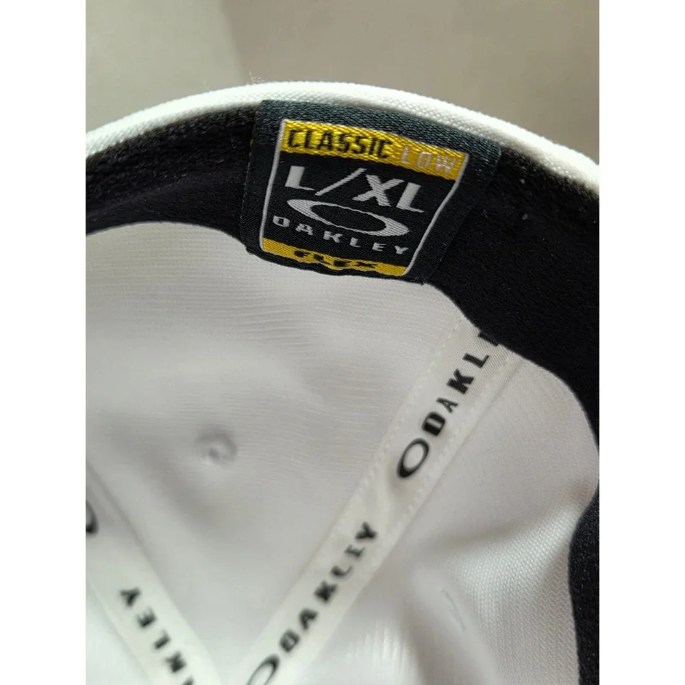 Oakley Classic Low White Performance Flexfit Hat Mens L/XL Silver Ellipse Logo